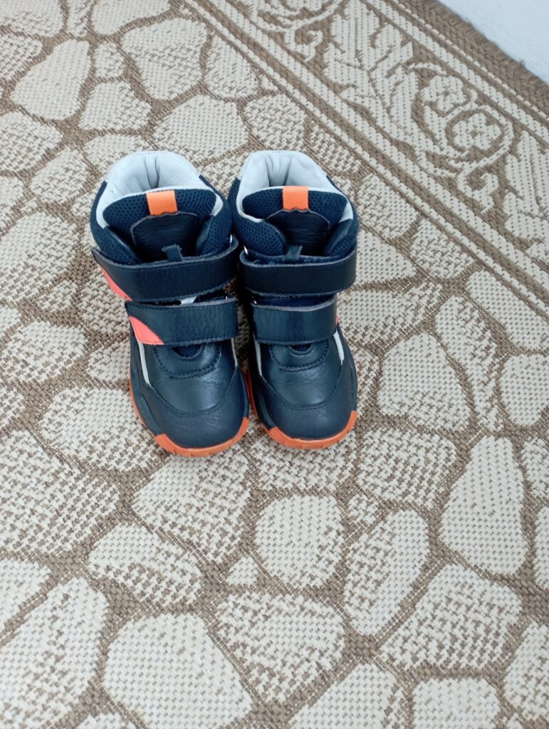 Продам ботиночки шаговита осенние,на баечке