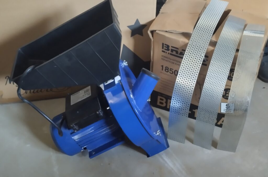 Измельчитель зерна.Состояние нового, неделя б/у.