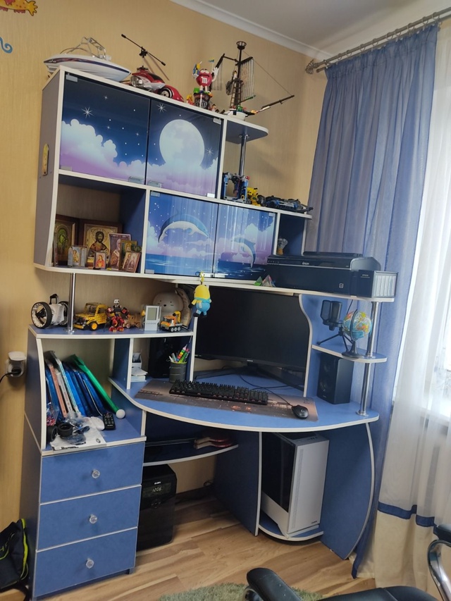 Продается стол с полками