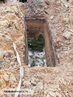 Паводок затапливает могилы на новой части кладбища в Ченках