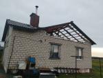 В горпоселке Озаричи воскресный ураган снёс крышу в доме