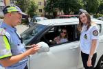 Вдителям раздали ленточки с цветами государственного флага