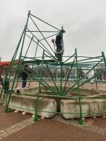 На площади начали монтировать елку