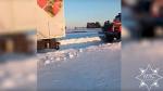 Спасатели отбуксировали автолавку, попавшую в снежную ловушку в Калинковичском районе